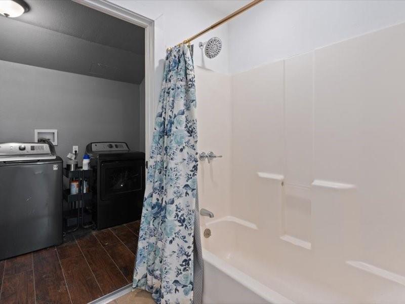 809 East Adams Street Itasca, TX 76055 - Photo 20 of 31 a bathroom with a bathtub and shower