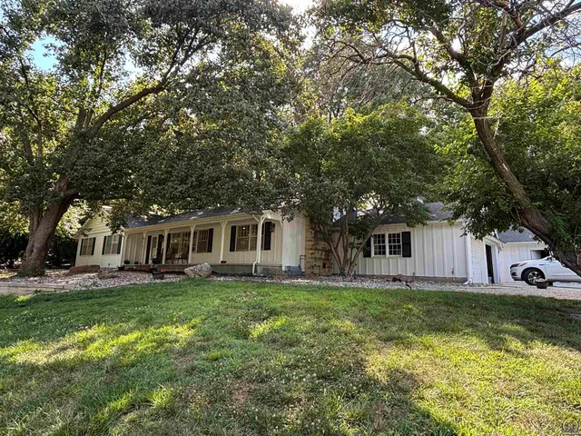 $449,900 | 930 Huntington Road, Emporia, KS 66801