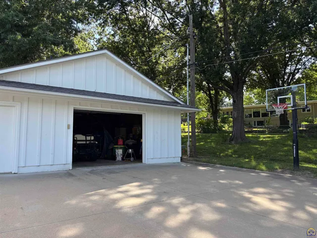 $449,900 | 930 Huntington Road, Emporia, KS 66801