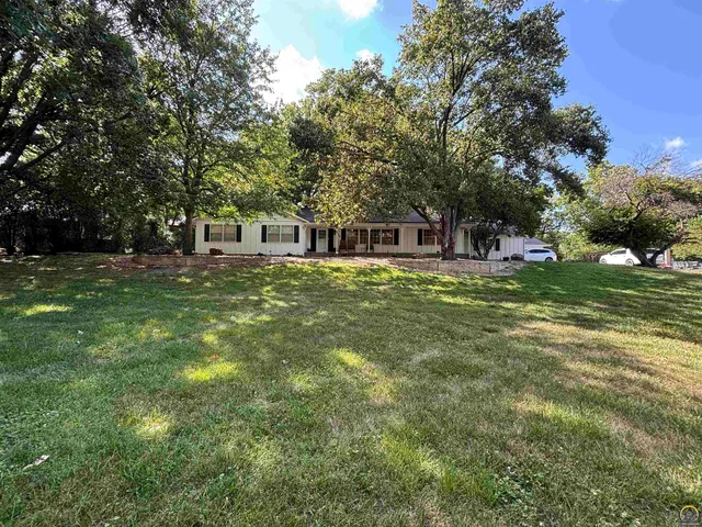 $449,900 | 930 Huntington Road, Emporia, KS 66801