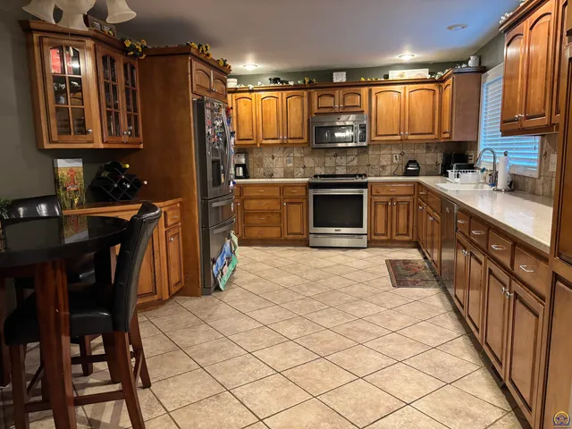 $449,900 | 930 Huntington Road, Emporia, KS 66801