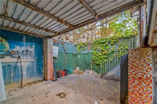 a view of entryway with a front door