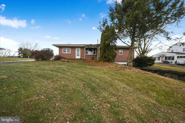 a view of a house with a yard