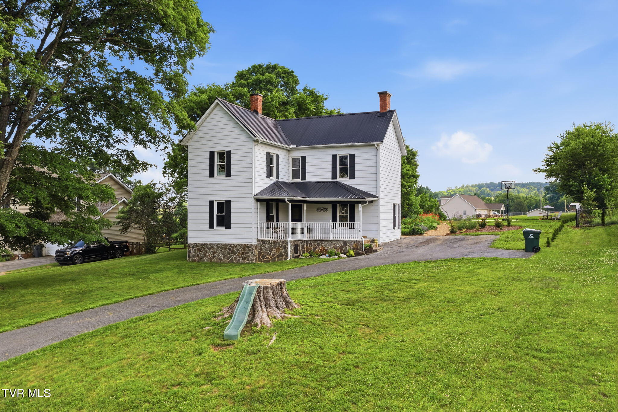 250 5 Oaks Road Jonesborough, TN 37659 - Photo 2 of 48 33-web-or-mls-002_DJI_20260612103117_057