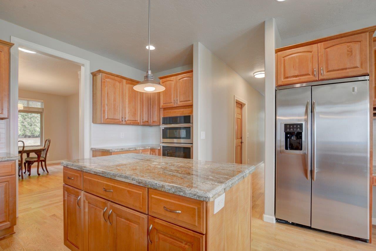 3894 Hillcrest Road Medford, OR 97504 - Photo 19 of 43 13