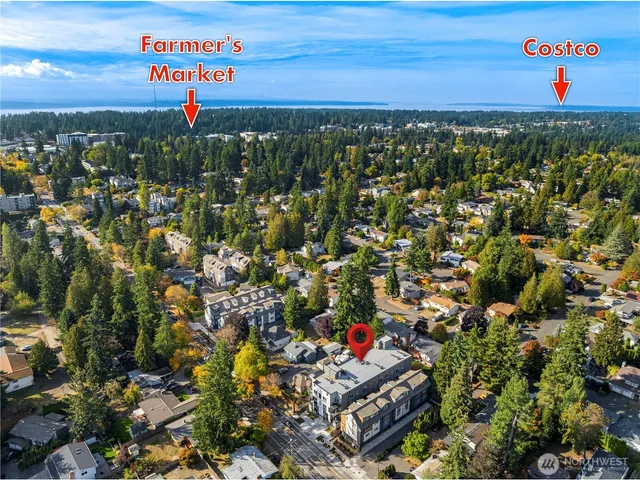 a picture of city street