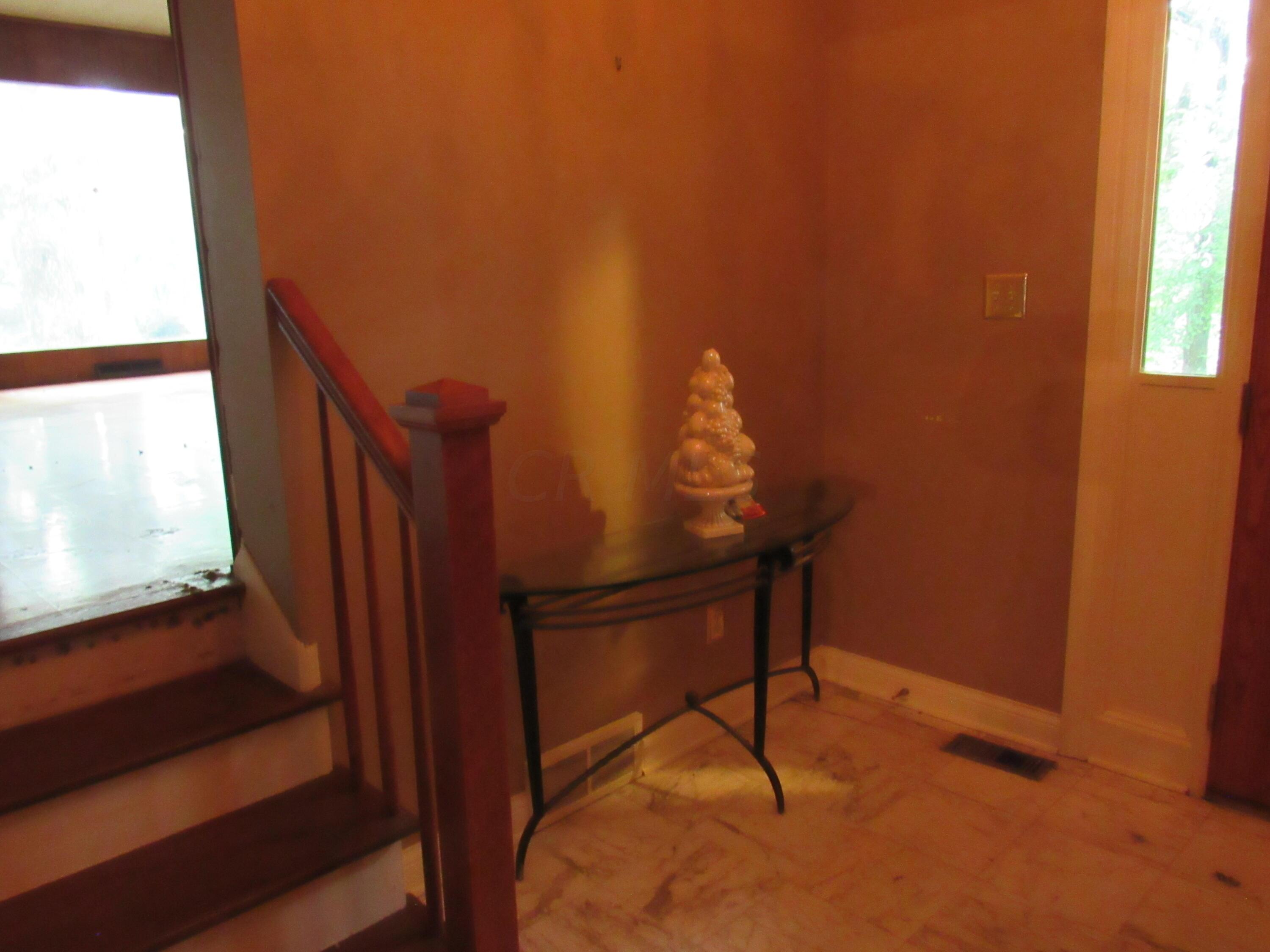 2551 Charing Road, Unit 6 Upper Arlington, OH 43221 - Photo 2 of 29 Foyer