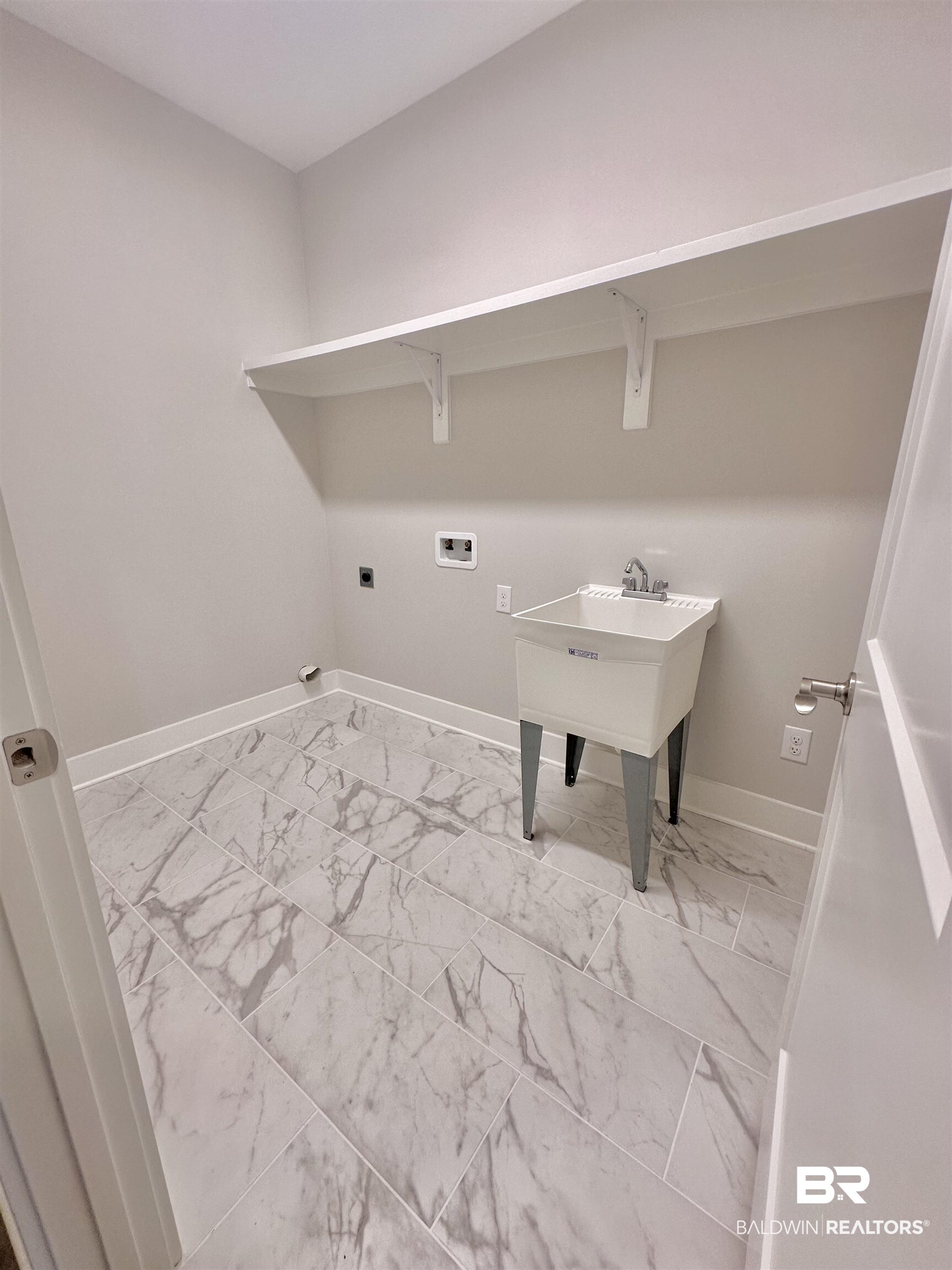 634 Kitfox Avenue Fairhope, AL 36532 - Photo 22 of 33 Washroom featuring hookup for an electric dryer and hookup for a washing machine
