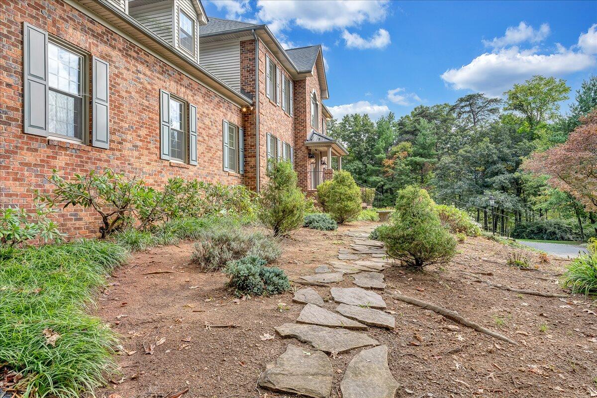 6348 Sunnyvale Road Roanoke, VA 24018 - Photo 4 of 75 04-D R E A M-5277