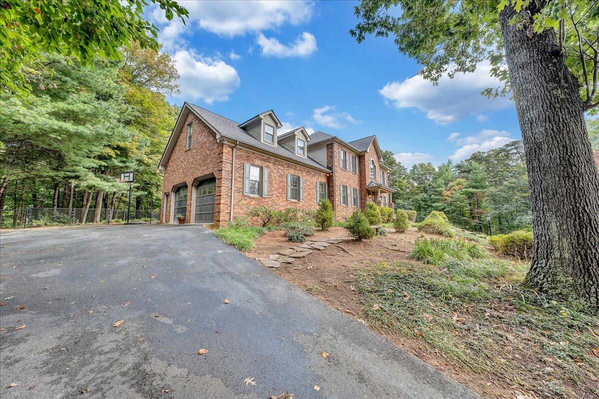 6348 Sunnyvale Road Roanoke, VA 24018 - Photo 5 of 75 05-D R E A M-5278
