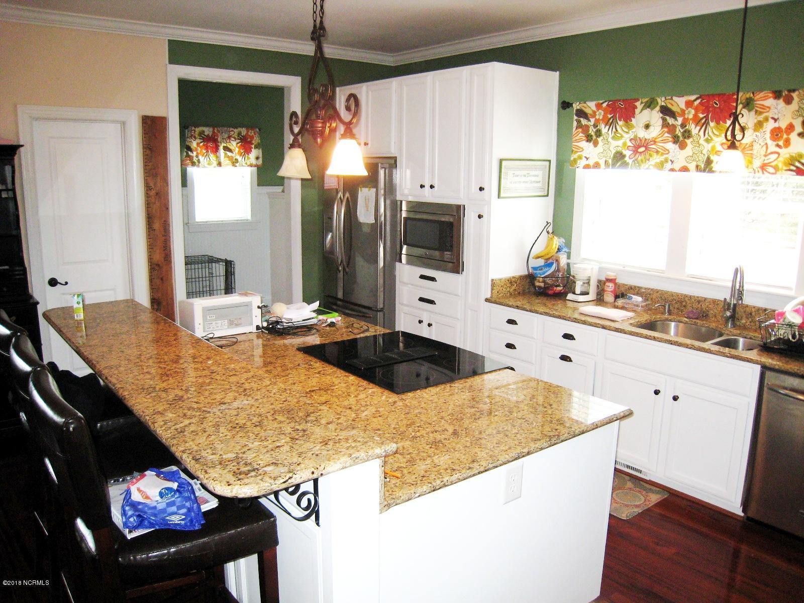 247 Lyman Road Beulaville, NC 28518 - Photo 12 of 35 Smooth cooktop installed in the island, with raised bar
