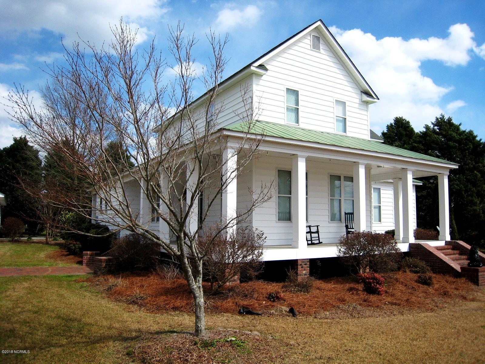 247 Lyman Road Beulaville, NC 28518 - Photo 4 of 35 Farmhouse on the outside?