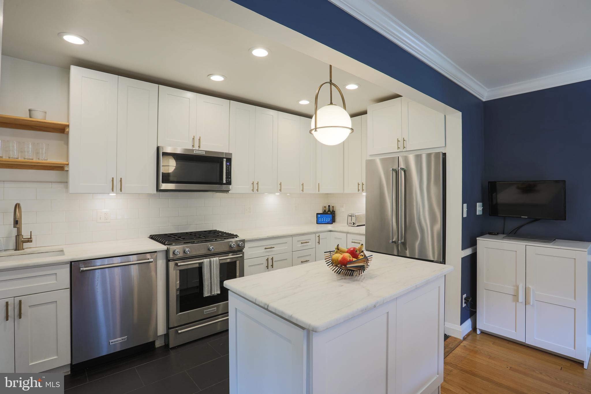 6422 Pinehurst Road Baltimore, MD 21212 - Photo 19 of 56 Callicata gold marble counter tops + center island