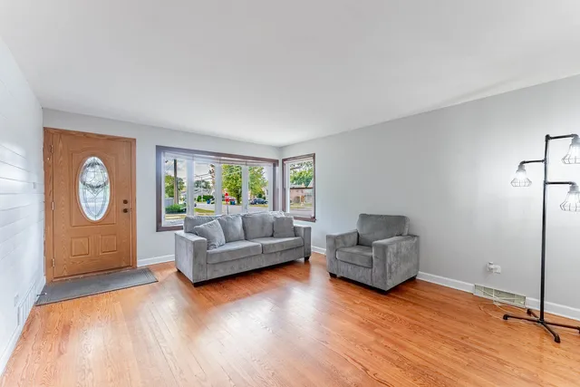$2,599 | 5936 West 97th Street, Oak Lawn, IL 60453