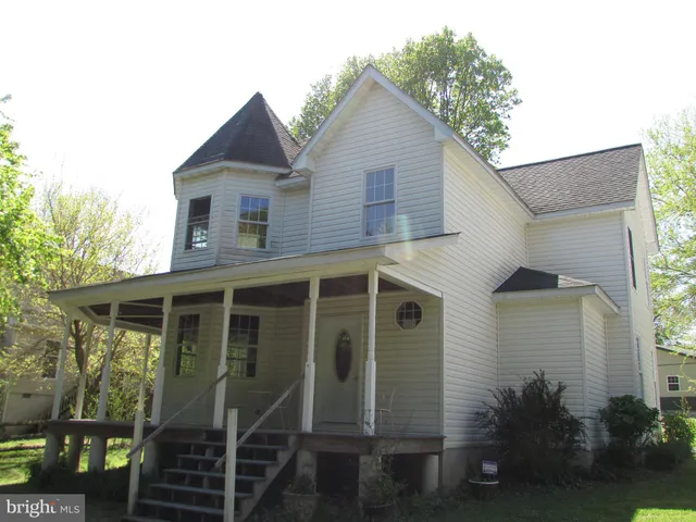 a view of backyard of a house