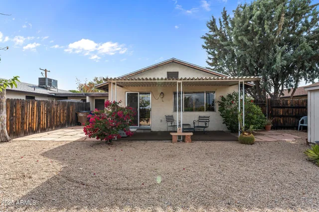 a view of a house with backyard and porch