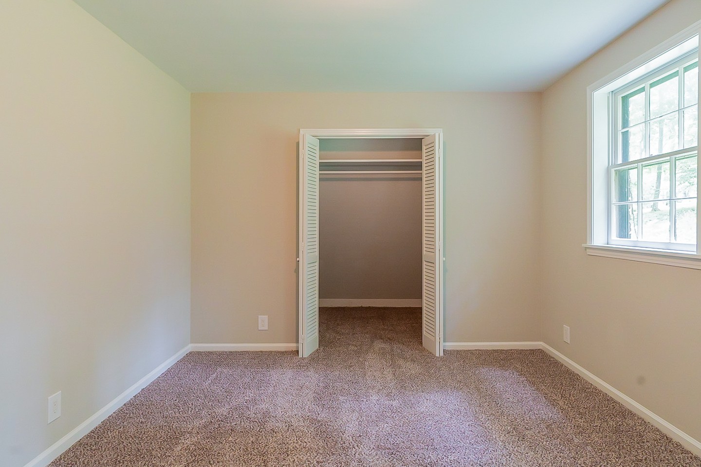 4839 Kinneys School Road Springfield, TN 37172 - Photo 12 of 35 an empty room with windows and closet