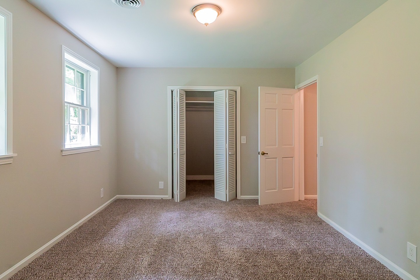 4839 Kinneys School Road Springfield, TN 37172 - Photo 13 of 35 an empty room with windows and closet