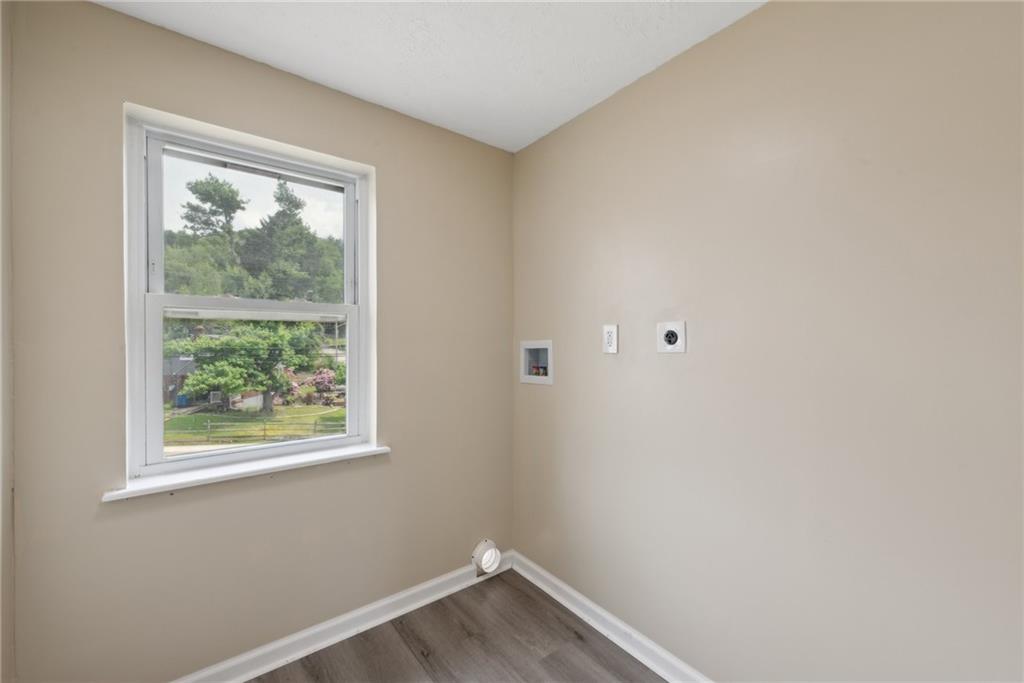 428 Beulah Road Pittsburgh, PA 15235 - Photo 32 of 39 an empty room with a window