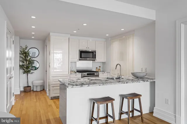 $4,300 | 130 South 18th Street, Unit 501, Philadelphia, PA 19103