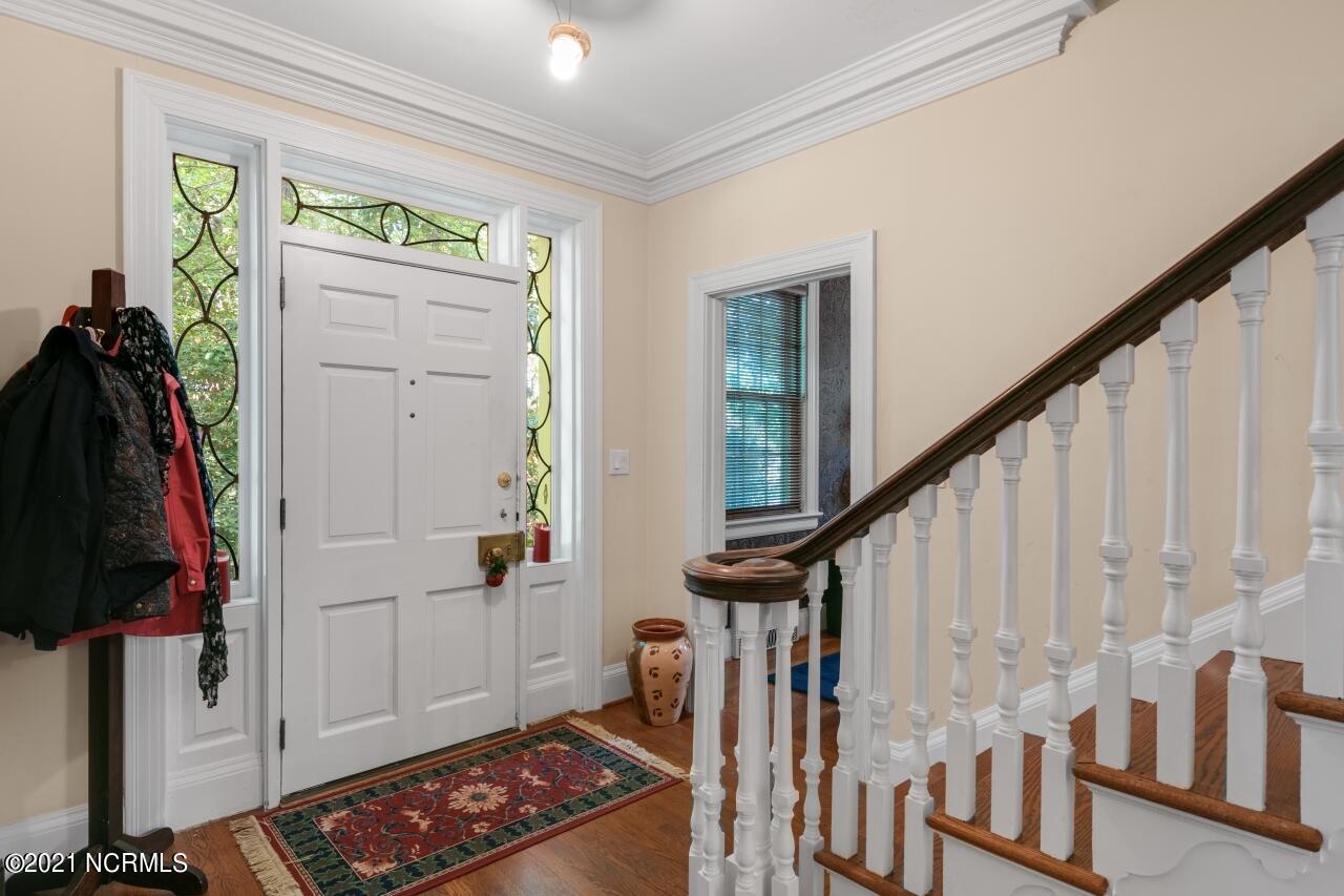 917 Raleigh Rd Parkway West Wilson, NC 27896 - Photo 4 of 37 Foyer