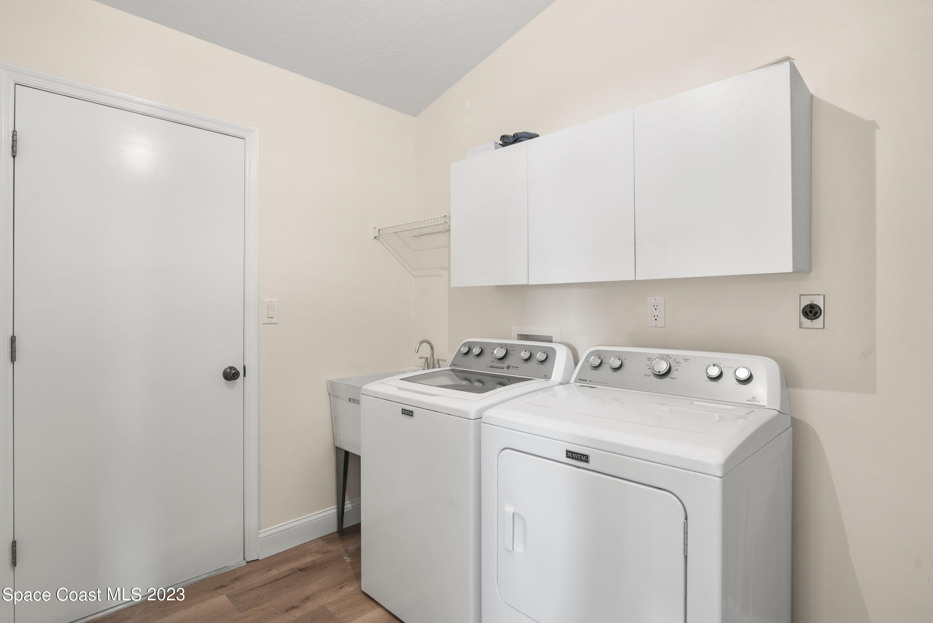 3360 Holly Springs Road Melbourne, FL 32934 - Photo 40 of 42 a utility room with dryer and washer