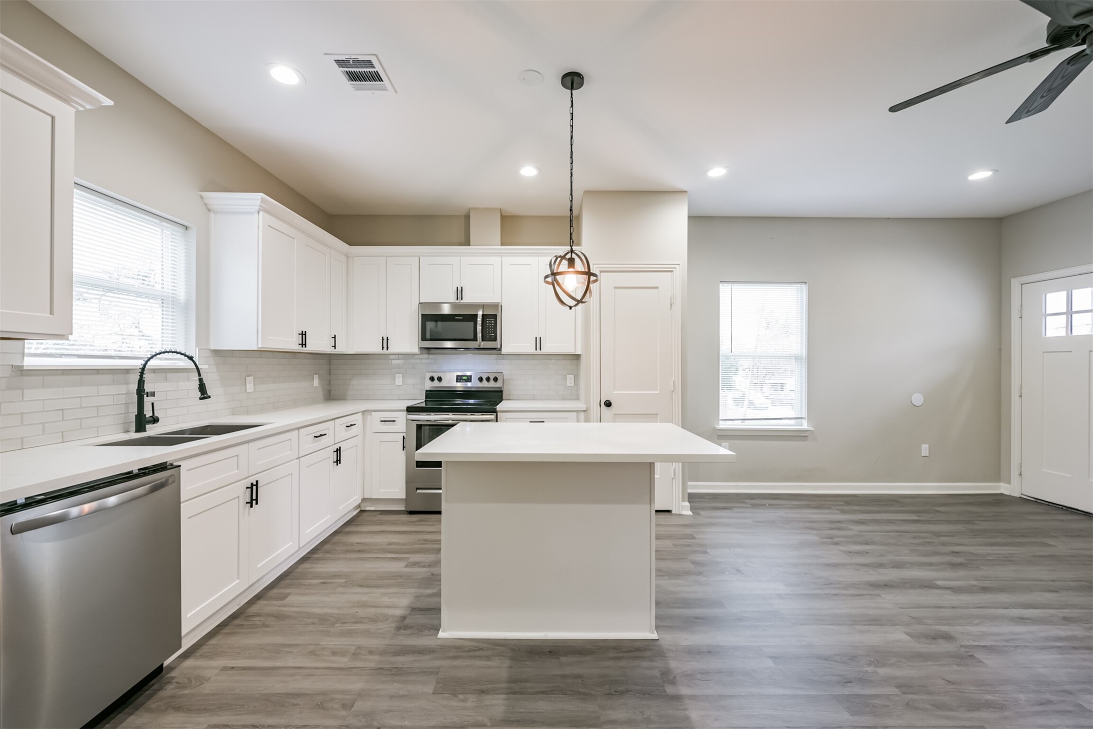 4405 Mallow Street Houston, TX 77051 - Photo 20 of 21 Upstairs Unit. The downstairs is the same floorplan.