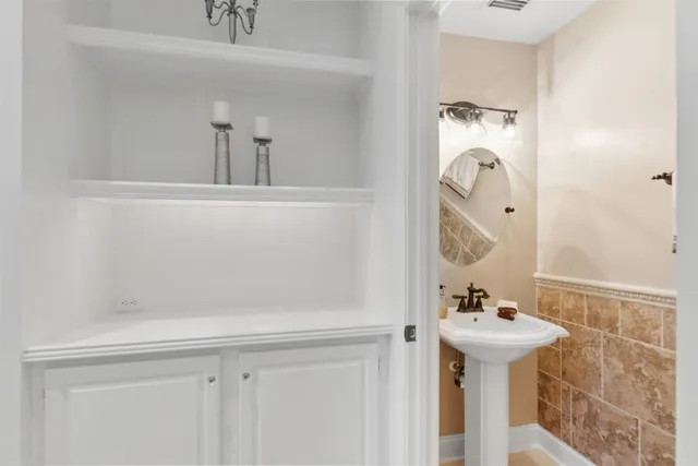 a view of a livingroom with furniture and a ceiling fan
