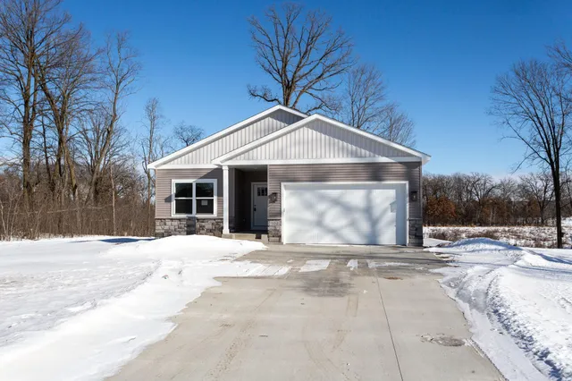 $400,000 | 502 Kreekview Drive, Osceola, WI 54020