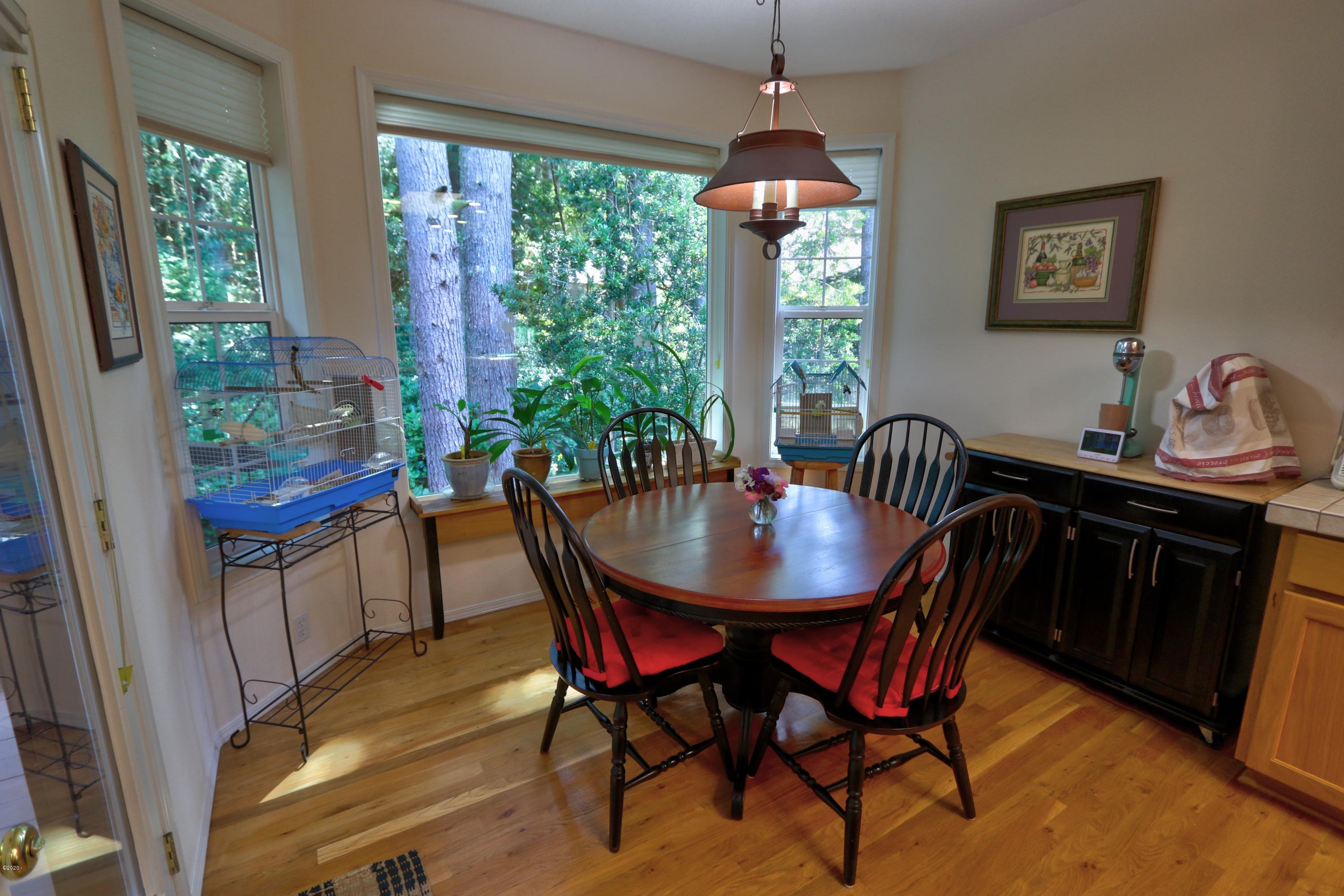60 Gull Station Depoe Bay, OR 97341 - Photo 14 of 36 Dining area