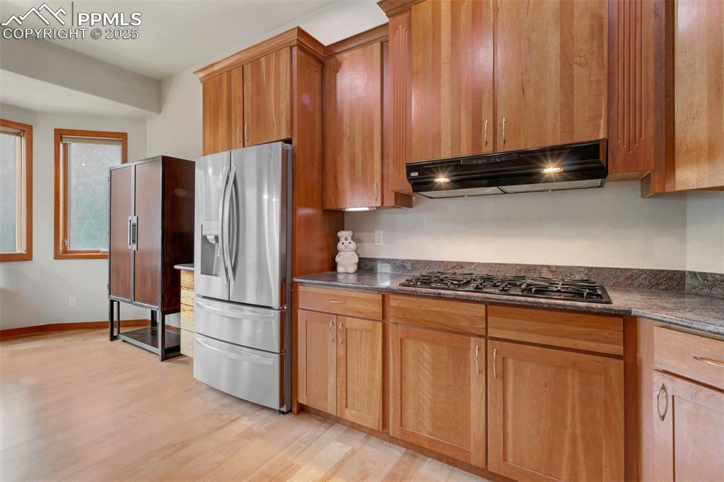 6104 Coffee Pot Road Manitou Springs, CO 80829 - Photo 13 of 49 a kitchen with appliances and cabinets