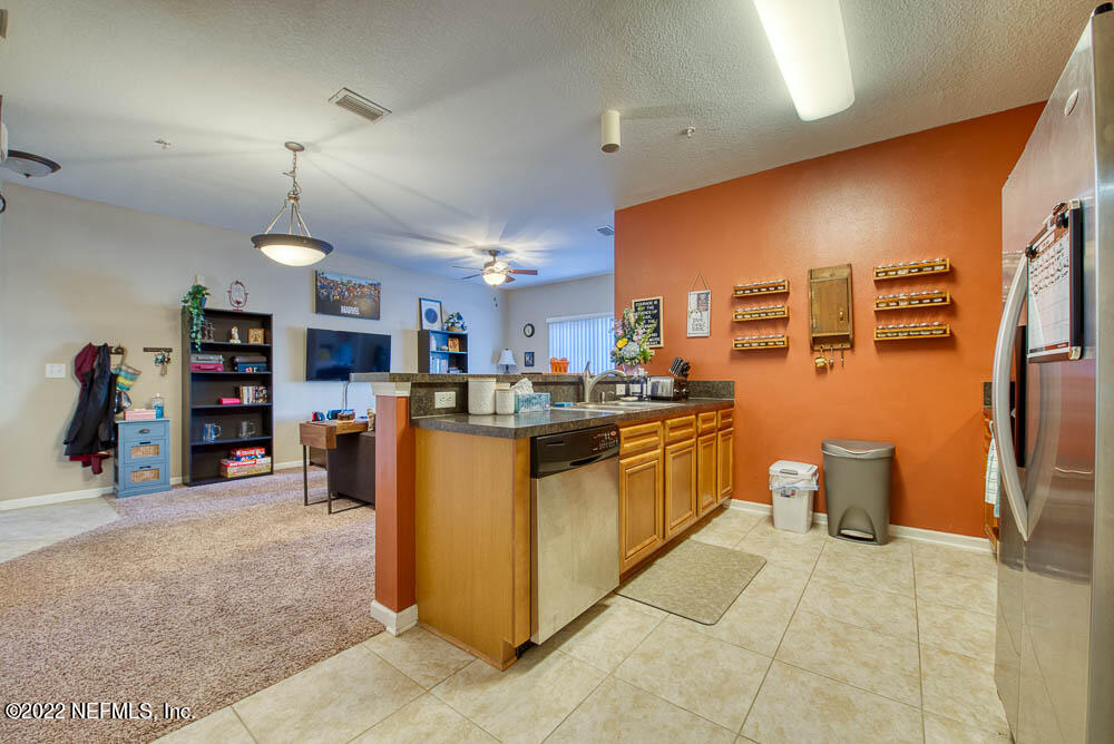 8226 Green Parrot Road, Unit 105 Jacksonville, FL 32256 - Photo 4 of 17 Kitchen - View 2