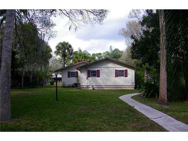 555 Southwest Rustic Circle Stuart, FL 34997 - Photo 2 of 17 Gallery Image 2