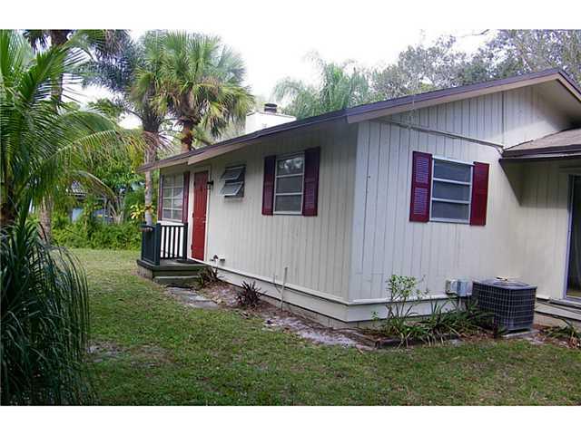 555 Southwest Rustic Circle Stuart, FL 34997 - Photo 3 of 17 Gallery Image 3