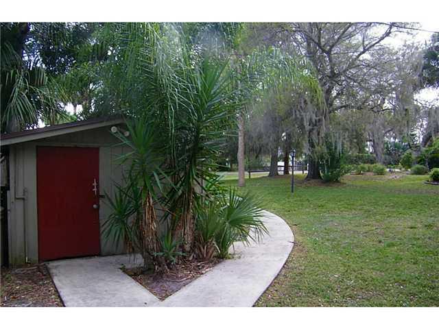 555 Southwest Rustic Circle Stuart, FL 34997 - Photo 4 of 17 Gallery Image 4
