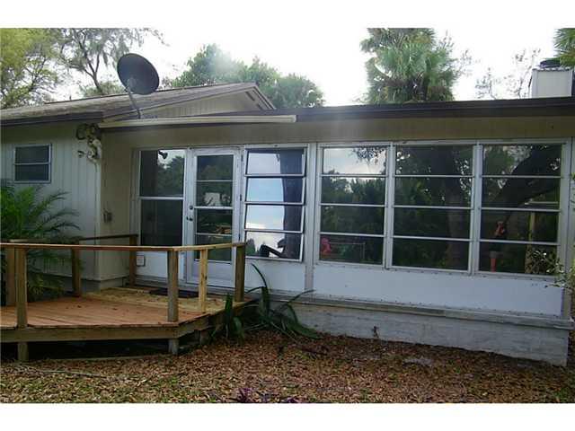 555 Southwest Rustic Circle Stuart, FL 34997 - Photo 5 of 17 Gallery Image 5