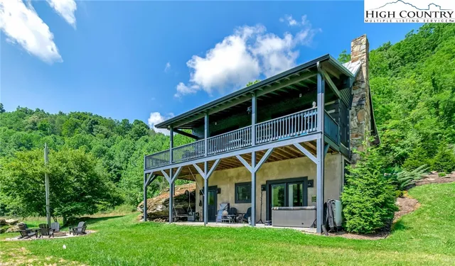 a view of a house with backyard and garden