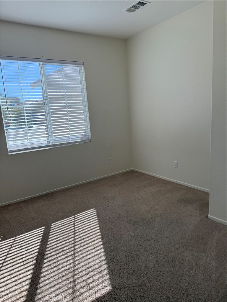 2062 Splendid Circle San Jacinto, CA 92582 - Photo 10 of 18 an empty room with a window