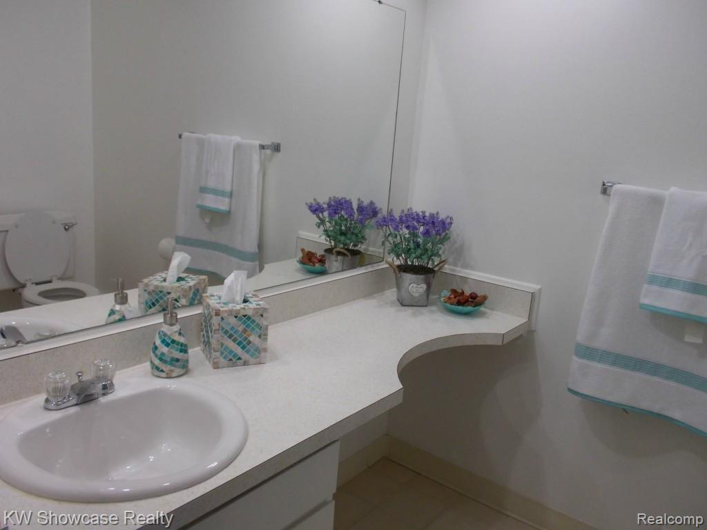 4113 Telegraph Road, Unit 214 Bloomfield Hills, MI 48302 - Photo 4 of 14 DSCN0640.jpg