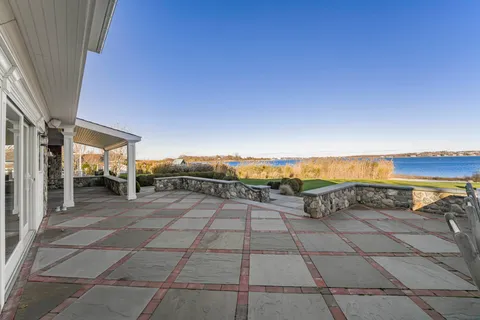 $6,950,000 | 278 West Lake Drive, Montauk, NY 11954