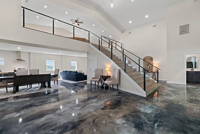 a view of entryway and livingroom with furniture
