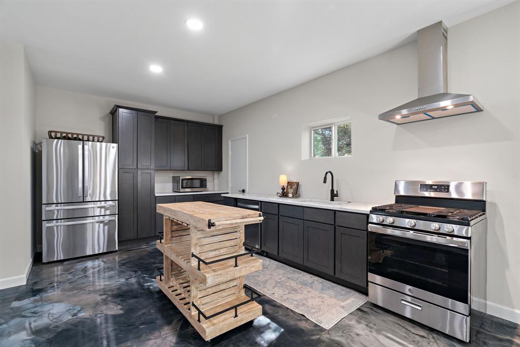 5410 Buffalo Ridge Drive Stephenville, TX 76401 - Photo 9 of 40 a kitchen with a stove and a refrigerator