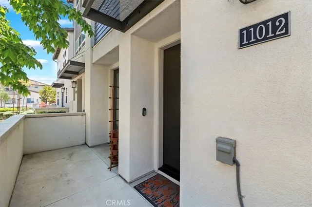 a view of an entryway of the house