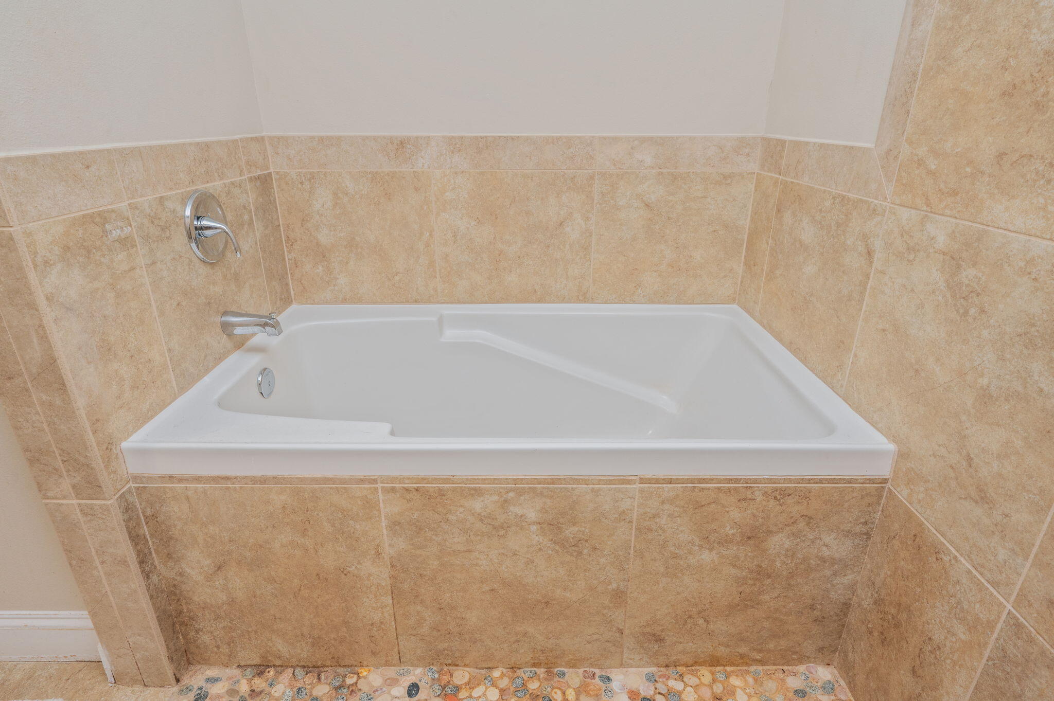 4675 Chanteuse Parkway Crestview, FL 32539 - Photo 30 of 48 a bathroom with a bathtub