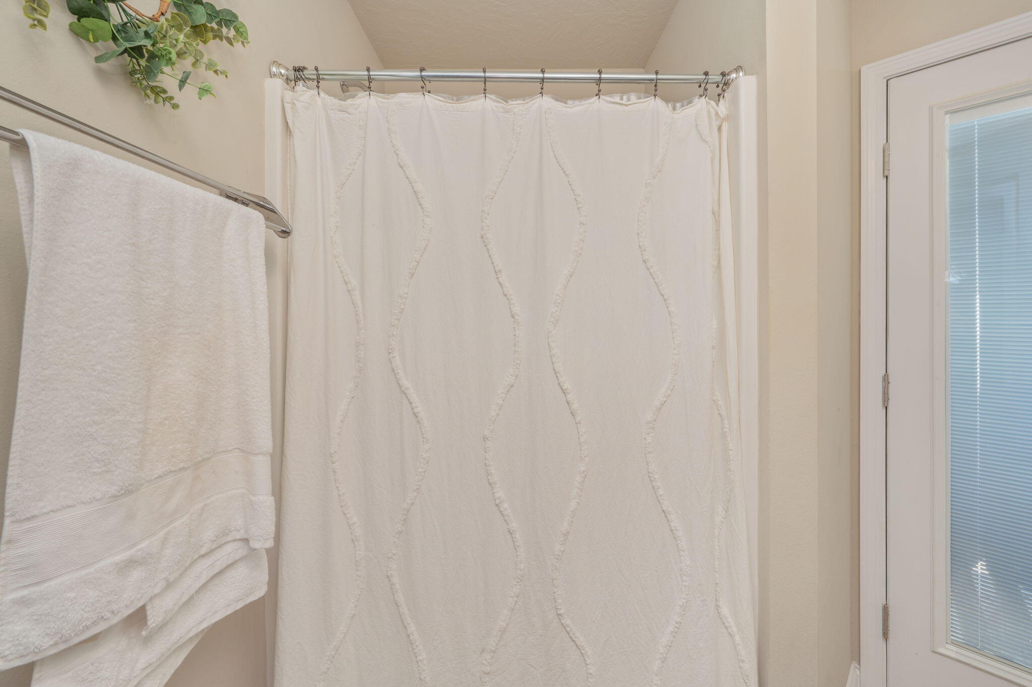 4675 Chanteuse Parkway Crestview, FL 32539 - Photo 43 of 48 a bathroom with a shower curtain