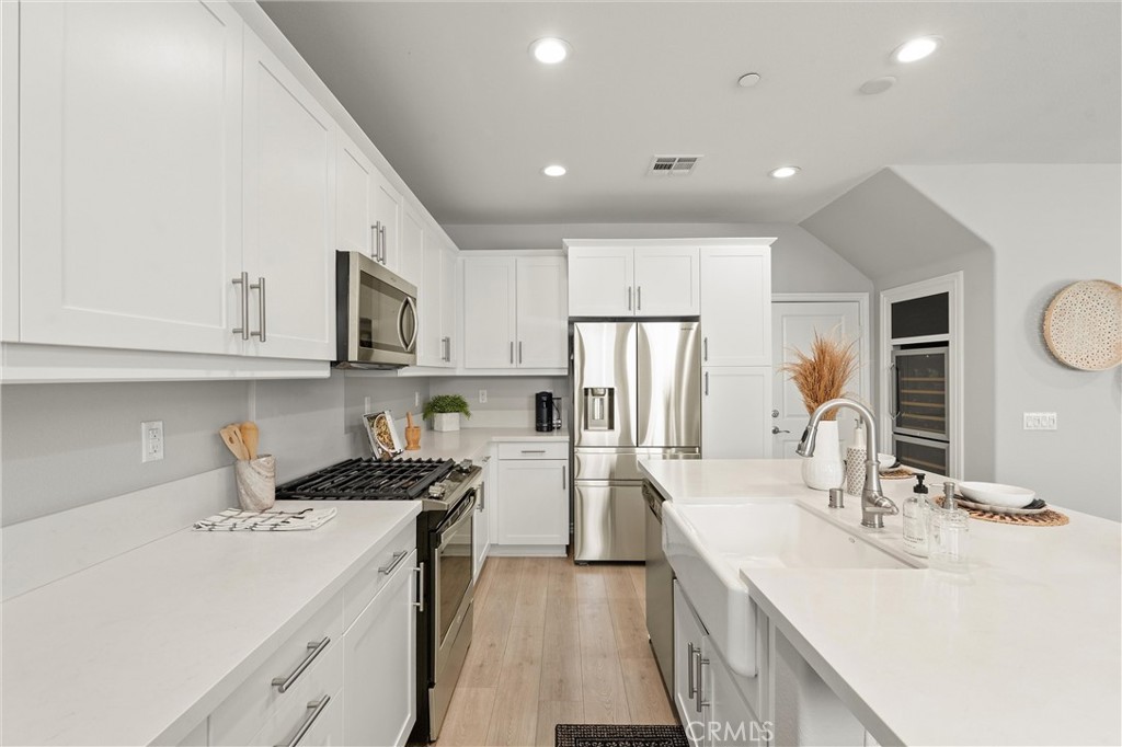 250 West Ridgewood Street Long Beach, CA 90805 - Photo 10 of 44