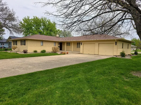 $284,900 | 807 7th Avenue Southeast, Pipestone, MN 56164