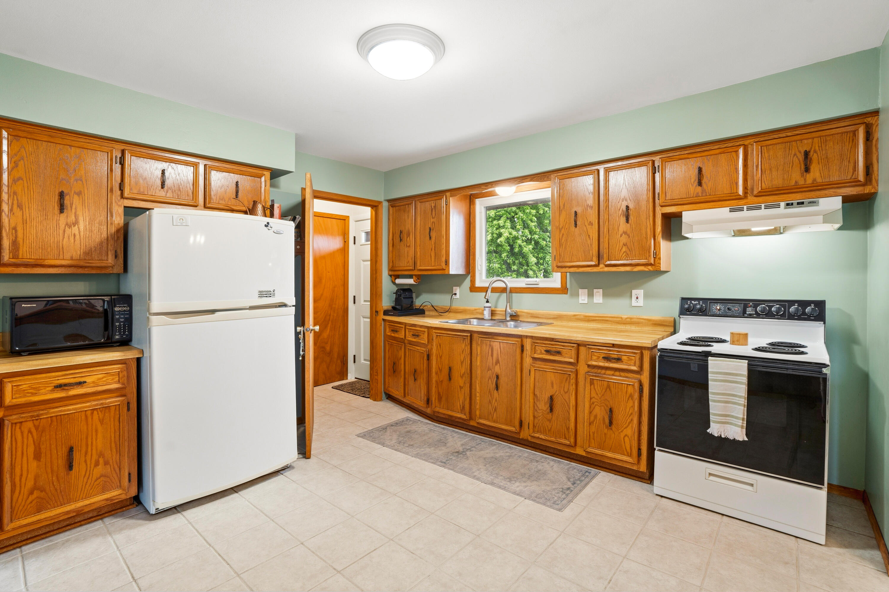 2725 Red Maple Court Caledonia, WI 53402 - Photo 8 of 26 Wood Cabinets