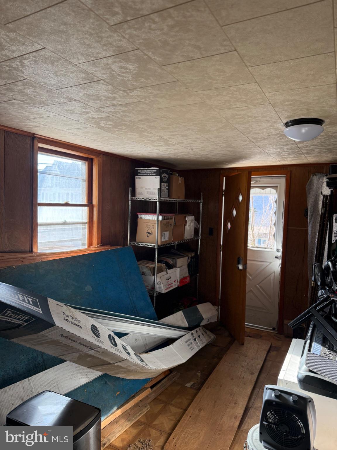 4685 Upper Road Shamokin, PA 17872 - Photo 14 of 20 Cozy entryway with potential charm.