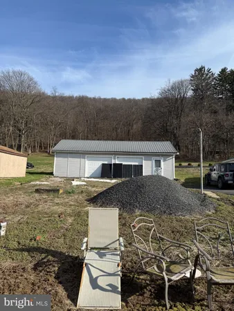 a view of a house with backyard